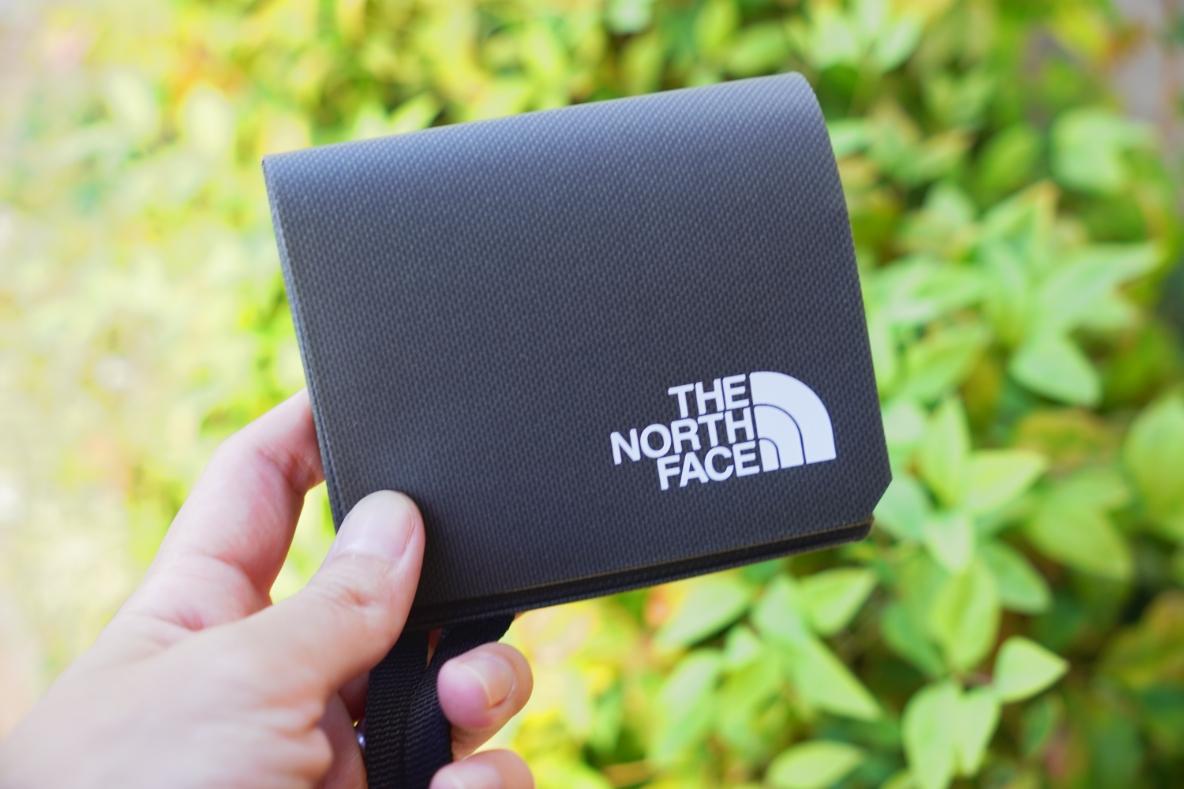 THE NORTH FACEのミニホルダーはアウトドアの必需品。細かい支払いや