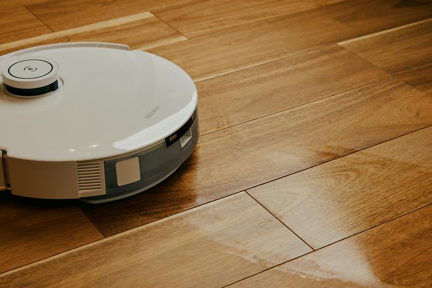 DEEBOT T10 PLUSが水拭きする様子