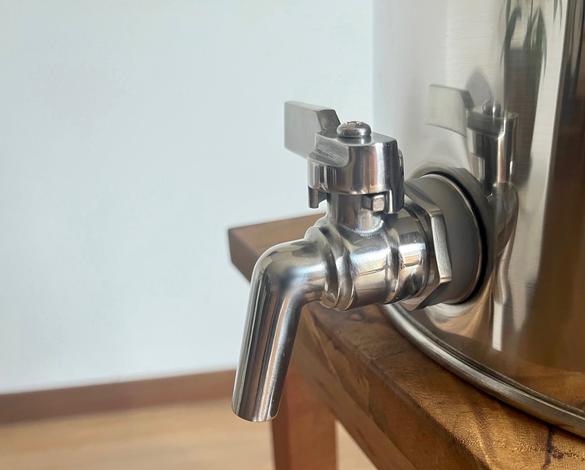 マルキジオのステンレス製ウォータージャグで、災害時用の水を マルキジオのステンレス製ウォータージャグで、災害時用の水を
