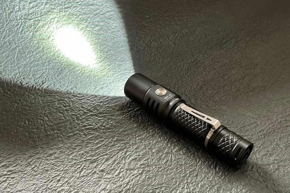 軍事機器メーカー製作のタフな懐中電灯。スマホも充電できる