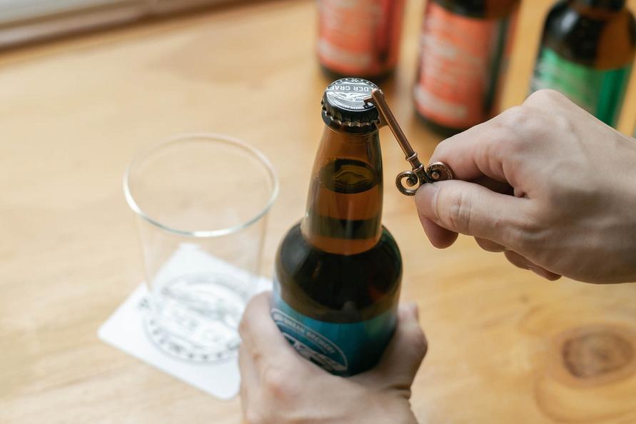 ビールの栓をあけようとするところ