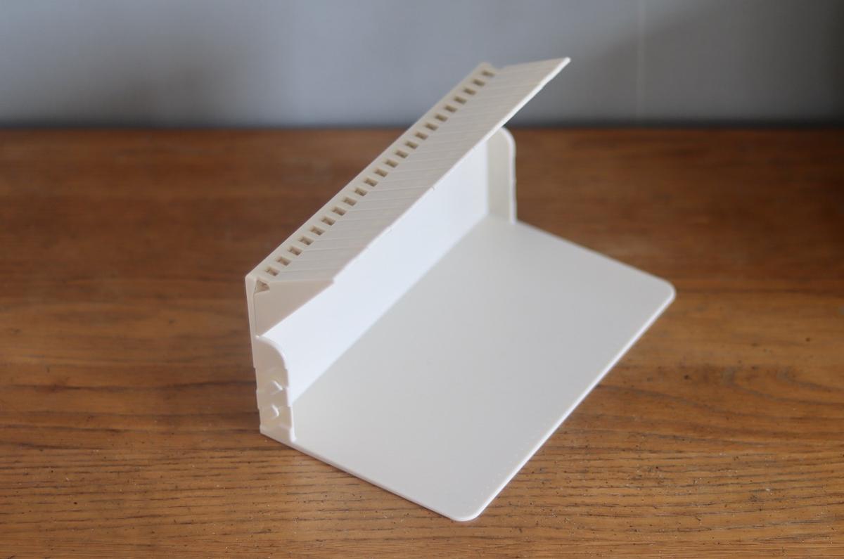 1冊だけでも倒れない“ワザありブックスタンド”を見つけたよ。 デスク上が一気に片付いちゃった〜 ROOMIE（ルーミー）