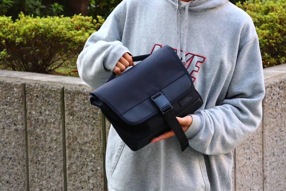 防水＆タフな「DAYFARER Sling」は、“美シルエット”も兼ね備えた逸品