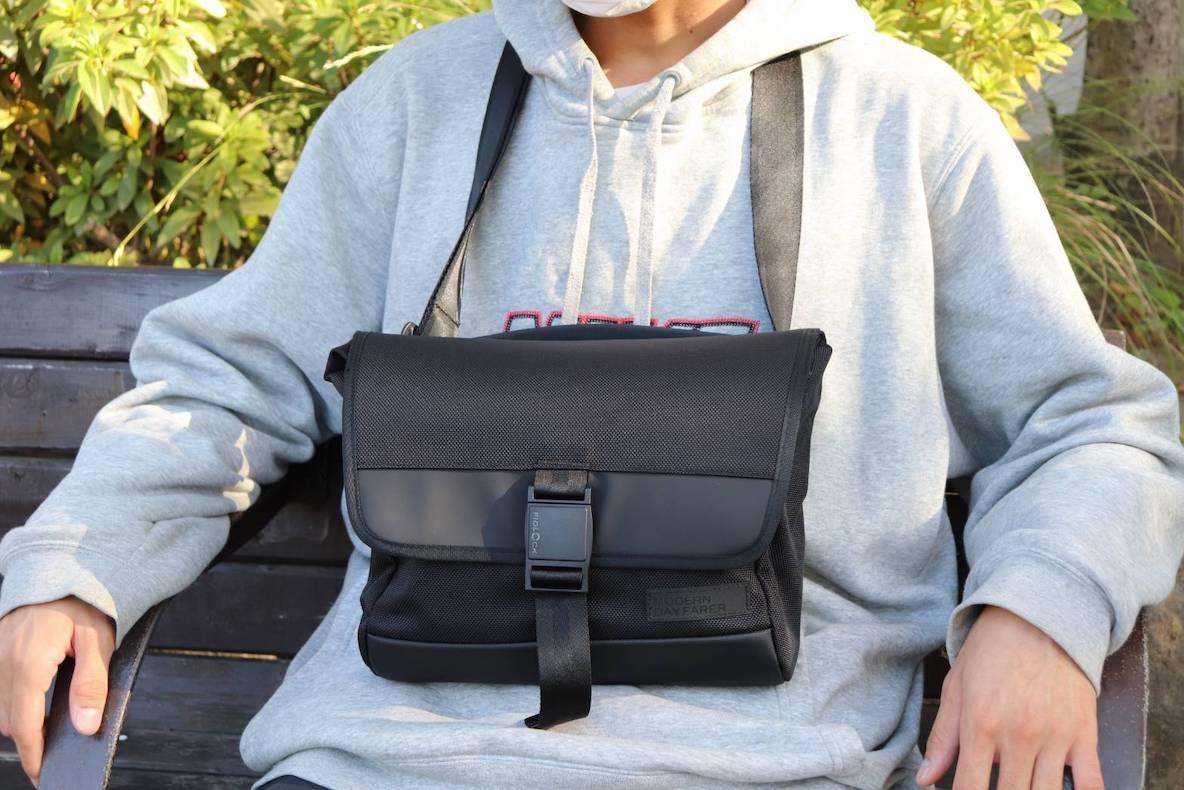 防水＆タフな「DAYFARER Sling」は、“美シルエット”も兼ね備えた逸品