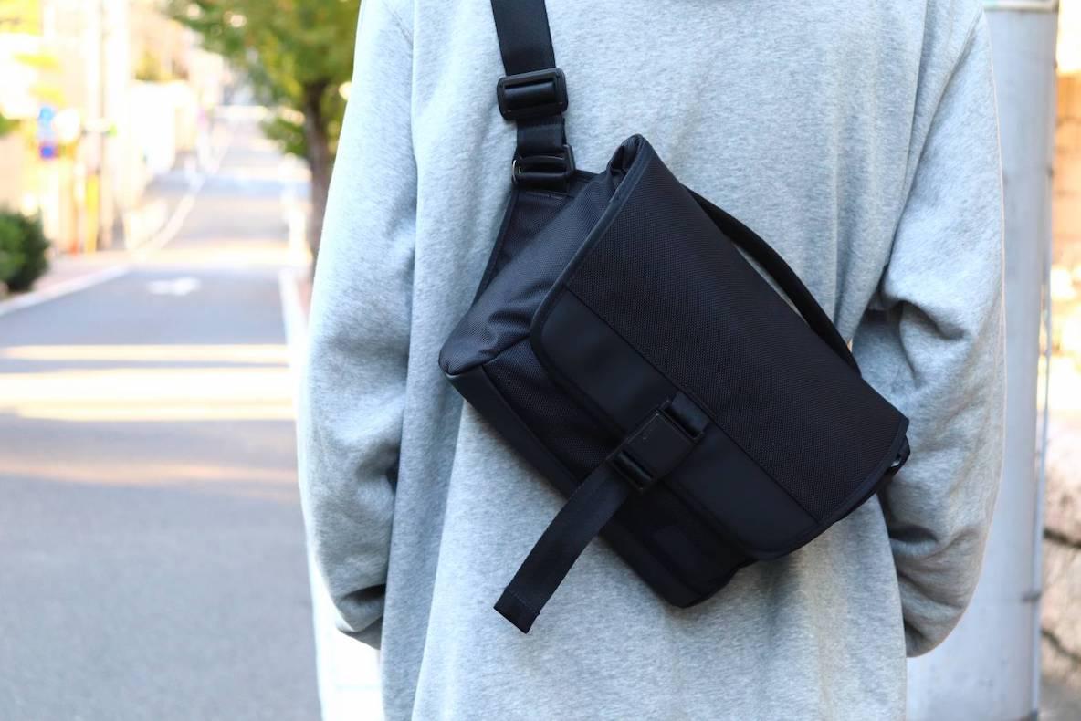 防水＆タフな「DAYFARER Sling」は、“美シルエット”も兼ね備えた逸品 