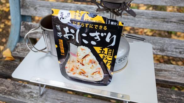 このおにぎり 実は握ってないんです お湯を入れるだけで炊きたてご飯みたいなおにぎりが食べられちゃうなんて Roomie ルーミー