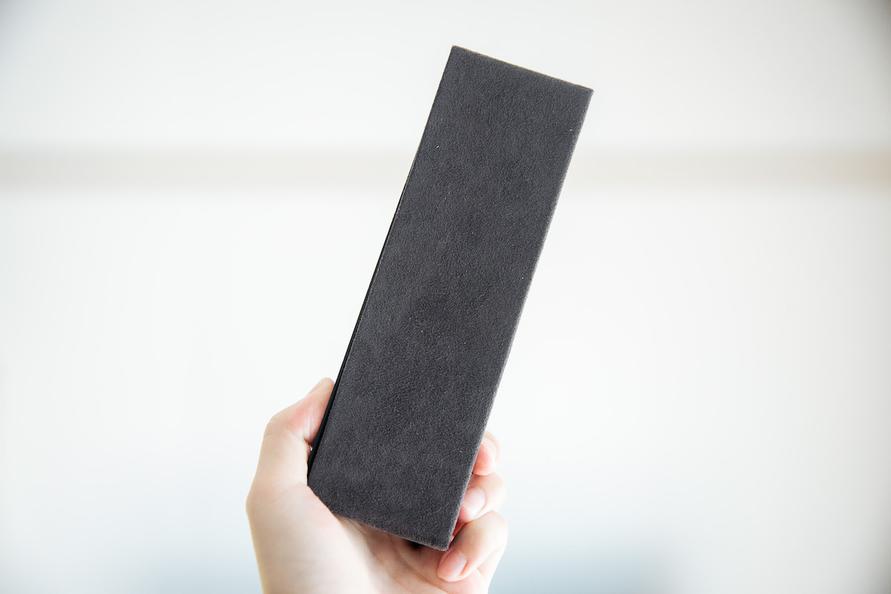 NuAns 「FLIPTRAY（スエードグレイ）」を手で持つ