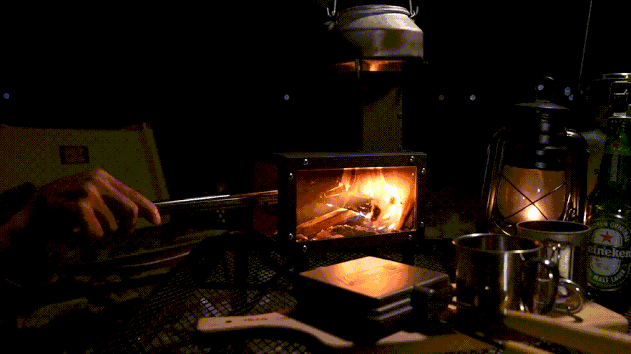 テーブルの上で焚き火できちゃう!? 冬のソロキャンに必要なのは「ミニ