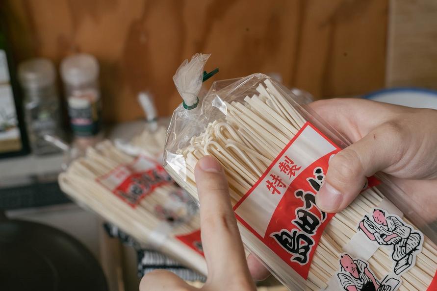 乾麺を折り曲がっているところを指さす