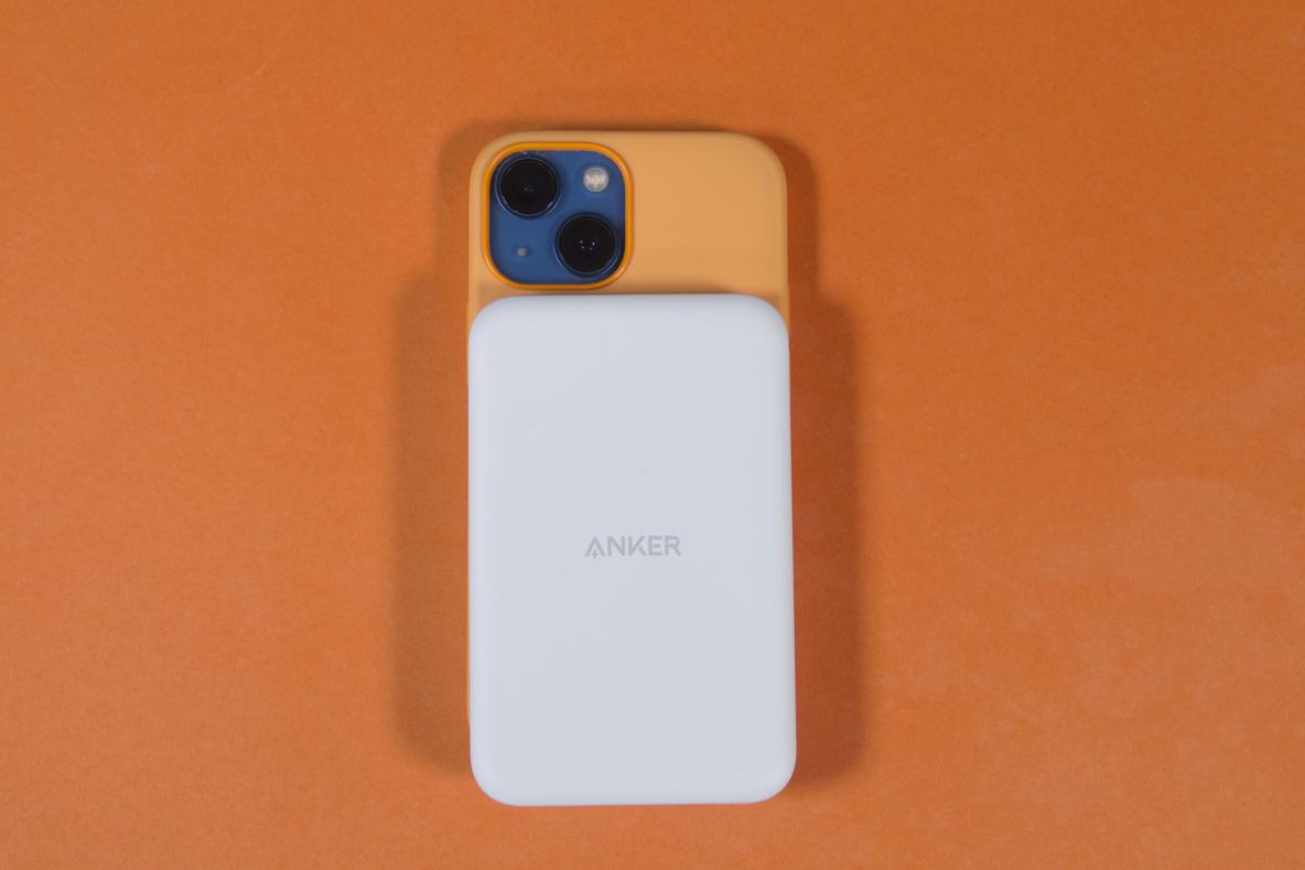 Ankerの「マグネットでくっつくモバイルバッテリー」が薄くなっ