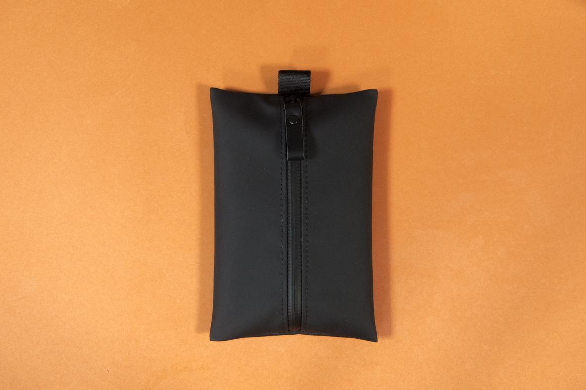 丈夫で耐水性に優れたミニマルデザインのチョイ足し収納「タフトポーチ