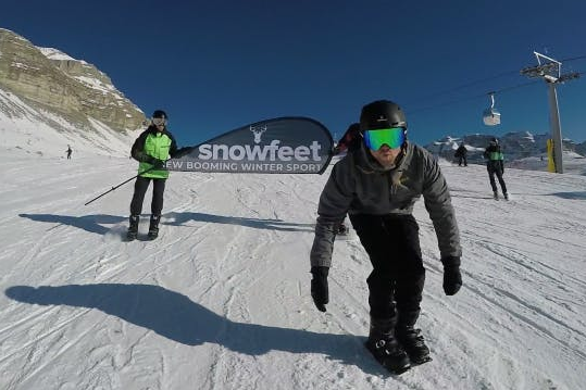 ゲレンデを靴のまま滑走！ 手軽でスリリングなスノーギア「snowfeet