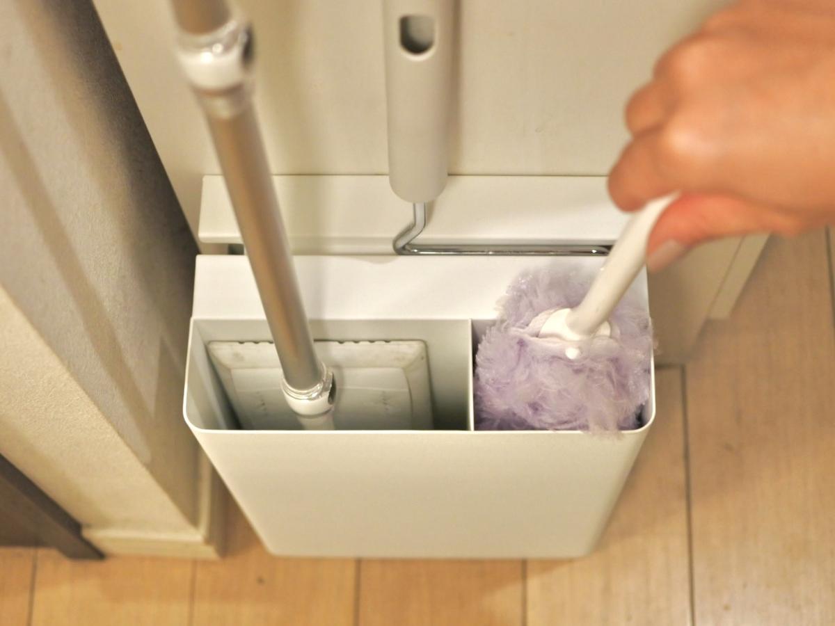 フローリングワイパー、コロコロ式クリーナー、ハンディモップを収納