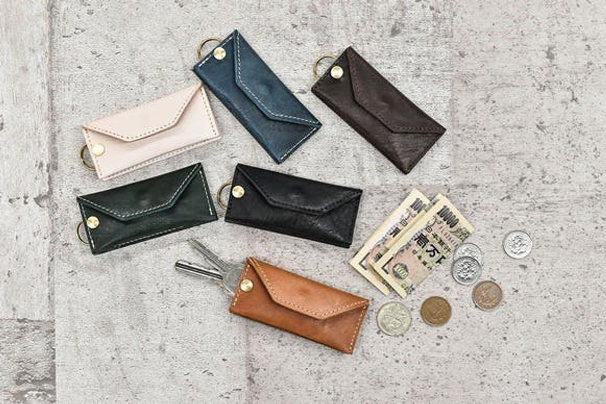 薄くて小さい！ でも、ガバッと開くから小銭や鍵も取り出し