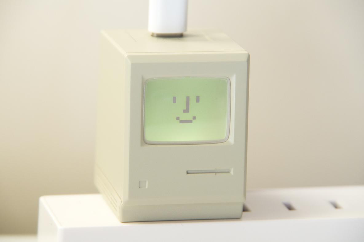 レトロMacをモチーフにした35w急速充電器「SHARGE Retro 35」 | ROOMIE