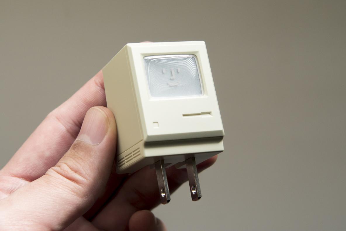 レトロMacをモチーフにした35w急速充電器「SHARGE Retro 35」 | ROOMIE