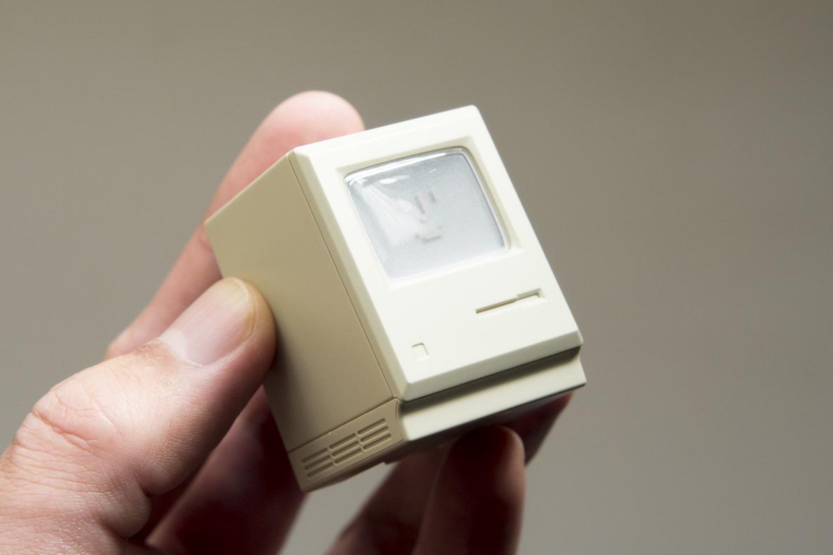 レトロMacをモチーフにした35w急速充電器「SHARGE Retro 35」 | ROOMIE