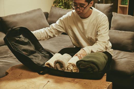 まるで本革の高級感！人工皮革を全面に採用したバックパックが登場