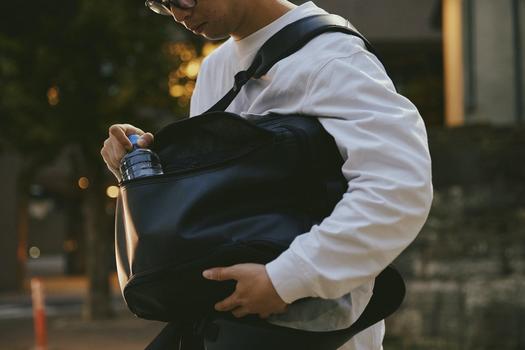 まるで本革の高級感！人工皮革を全面に採用したバックパックが登場