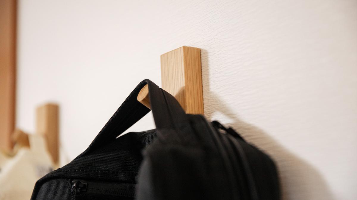 無印良品の「壁につけられるフック」で手軽に掛ける収納場所を増設! | ROOMIE(ルーミー)