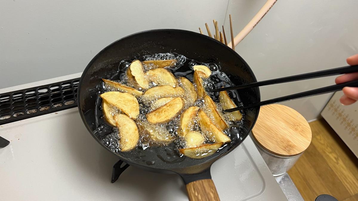 揚げる・炒める・煮込むがこれひとつで完結！ 自炊レベルを数段上げてくれる「魔法のフライパン」を見つけたよ | ROOMIE（ルーミー）