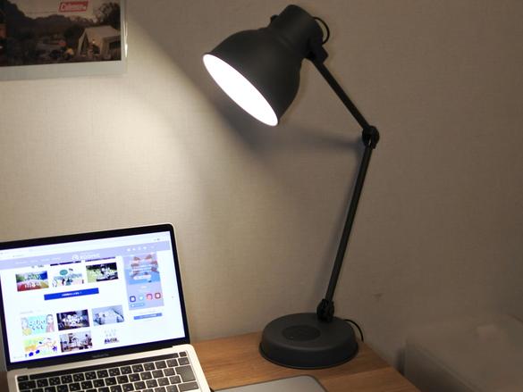 IKEAの「ただ照らすだけではないライト」でデスクのコードの 