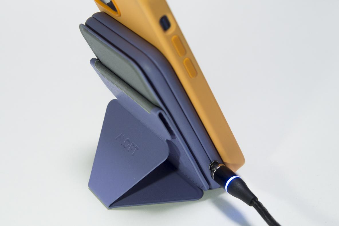 MOFTのスタンドとワイヤレスモバイルバッテリーが同時に使える