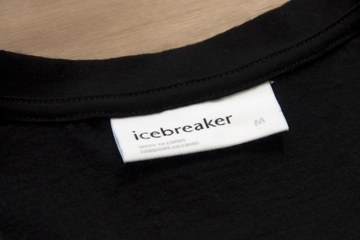 icebreakerの「メリノウールカーディガン」は、冬の暖かい中間着