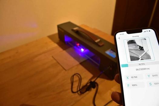 初心者向けレーザー彫刻機を試す。写真を木材に彫刻してみたら