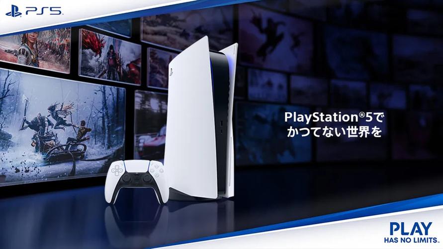  PS5 スリムの写真は PS5 の隣にあります。サイズの違いを参照