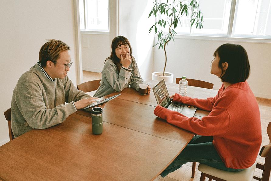 休憩スペースでくつろぐROOMIE編集部員