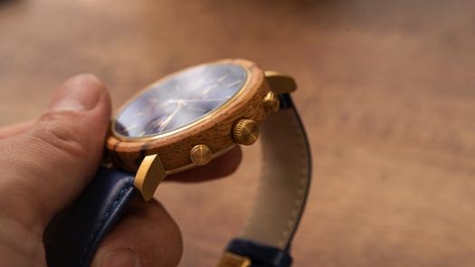 経年変化で味が出る。“天然木×ステンレス”な腕時計は、交換用ベルトが