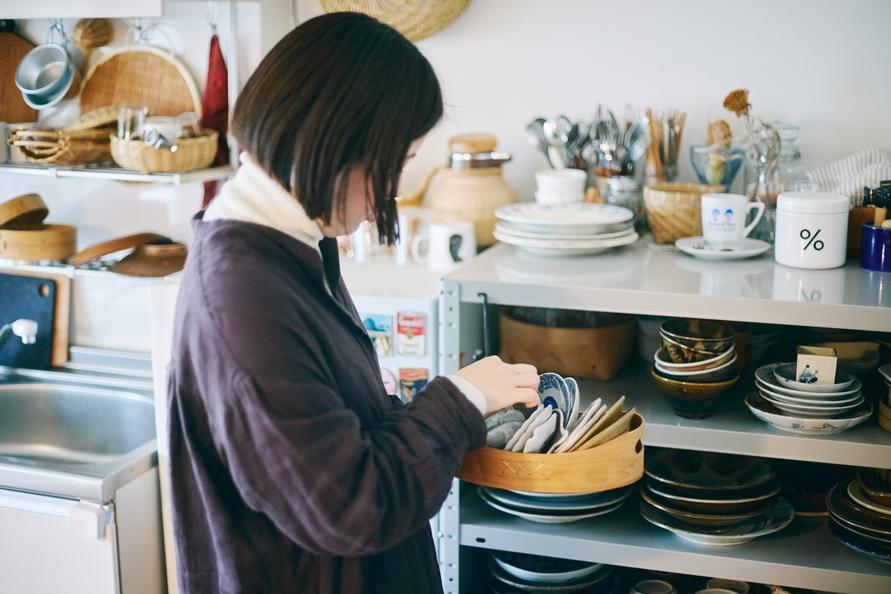 食器棚からお気に入りの食器を探す敦子さん