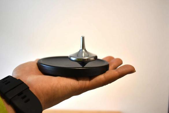 数時間スピンし続ける！ イスラエル生まれのマジカルな金属製コマ