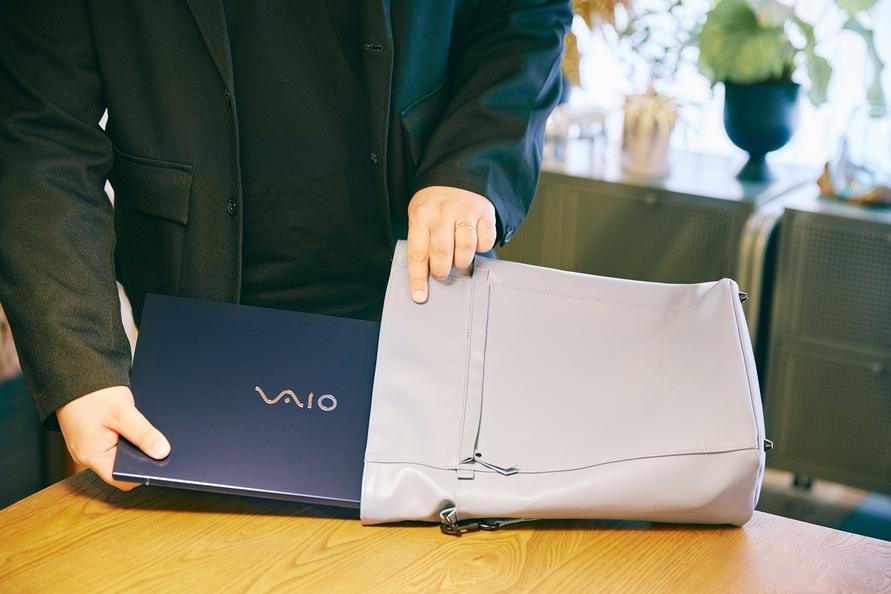 「VAIO® F14」ネイビーブルーをバッグにしまう
