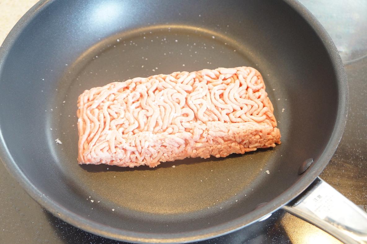 販売 ひき肉 冷たいフライパン