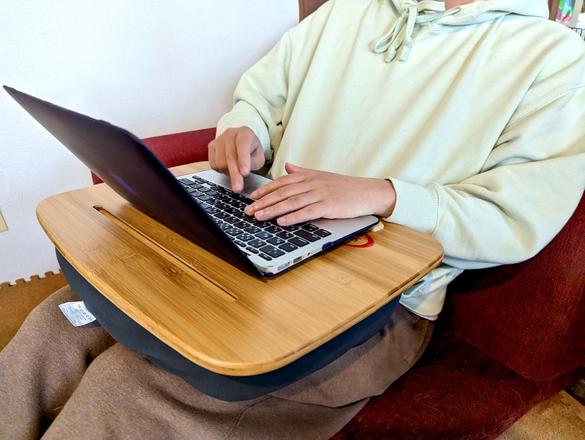 ベッド＆ソファでPC＆タブレットを楽々使える、ヨギボーのトレイが神 