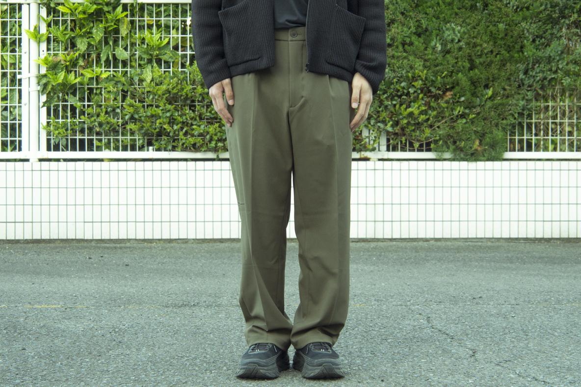ユニクロの「タックワイドパンツ」が、ストレスフリーな履き心地と綺麗