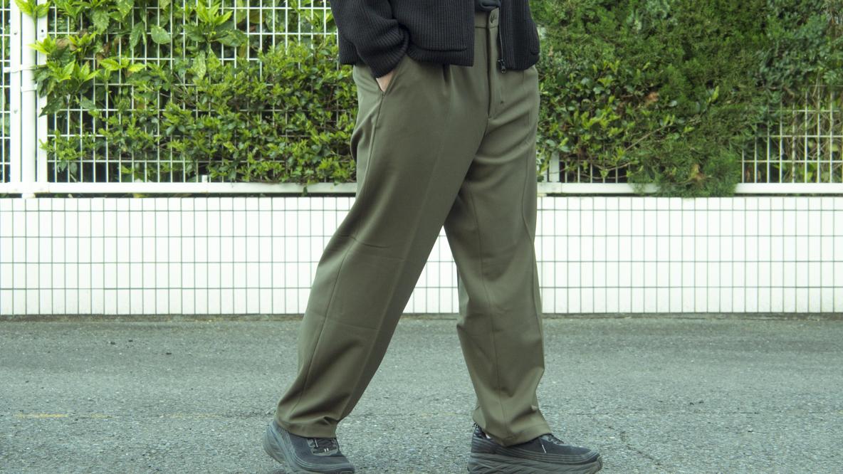 ユニクロの「タックワイドパンツ」が、ストレスフリーな履き心地と綺麗