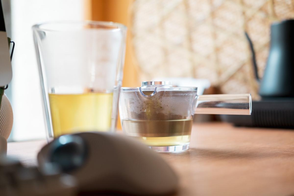 この急須、見た目が良すぎる...!割れないのに軽くて丈夫で簡単に美味しいお茶が淹れられるって最高だ