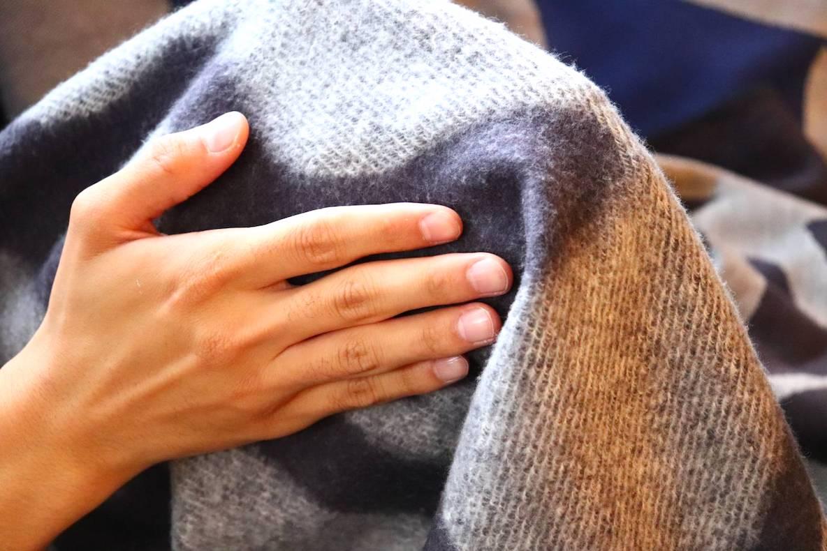 生地に触れた瞬間、このブランケットの名前が「ALL SEASON BLANKET」で
