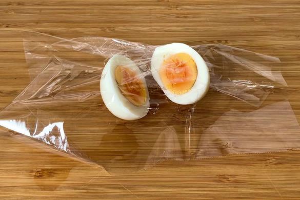 あら不思議！ 「ゆで卵の黄身」が包丁につかずスパッと切れる裏技だよ 