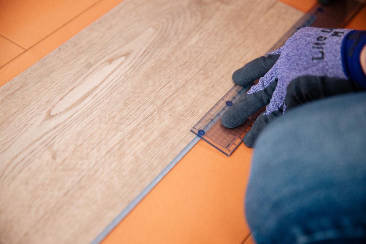 ニトリの「はめ込み式フロアタイル」で床DIYに初挑戦してみた | ROOMIE 