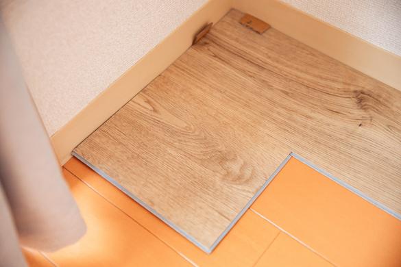 ニトリの「はめ込み式フロアタイル」で床DIYに初挑戦してみた | ROOMIE 