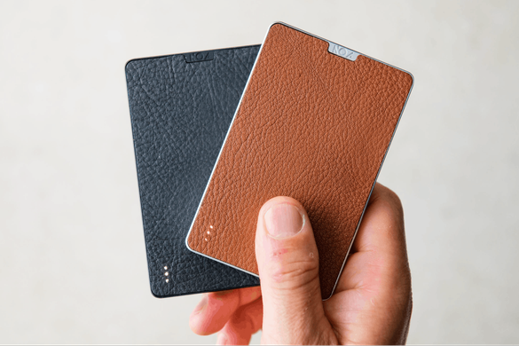 いい意味でガジェット感が少ない。本革で包まれたモバイルバッテリー