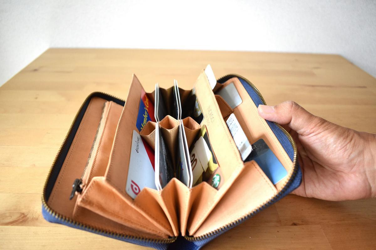 180°でフルオープン可能。ゆとり設計の長財布がストレスフリーな