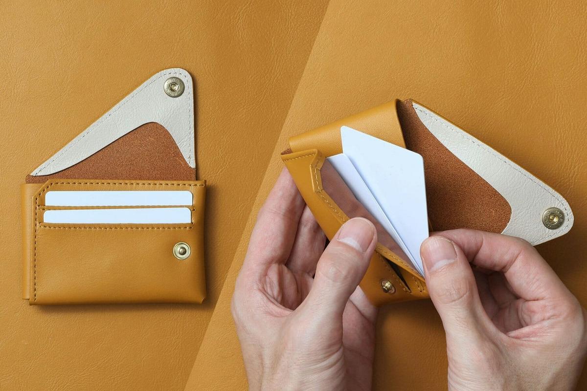 折り紙設計で厚み5mmを実現。トリッキーな極小ミニ財布が登場