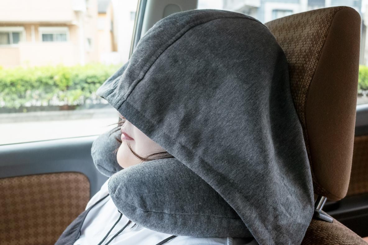 寝顔を隠せるネックピロー」は旅行の新・マストアイテム！ アイマスク