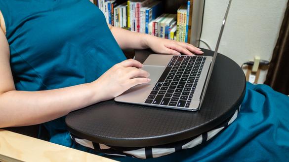IKEAの隠れた逸品「クッションテーブル」でソファや車のシートがデスク 
