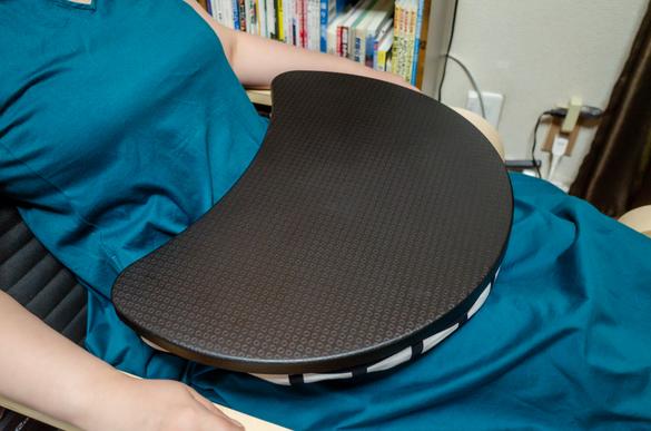 IKEAの隠れた逸品「クッションテーブル」でソファや車のシートがデスク 